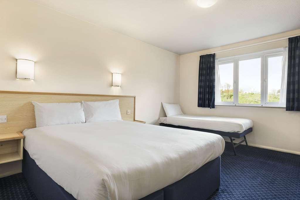 Days Inn Sutton Scotney North Room photo